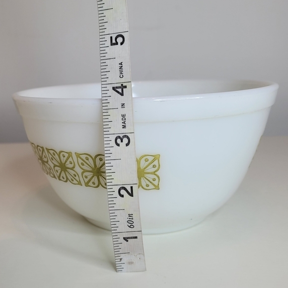 Pyrex Vintage 1960s White Verde 1½ QT bowl - Picture 8 of 8